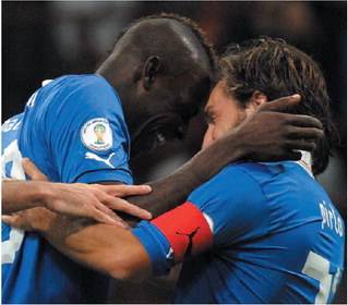 Pirlo e Balotelli i piloti dell'Italia decollata a San Siro